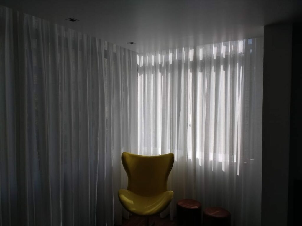 Cortina pregas na sala