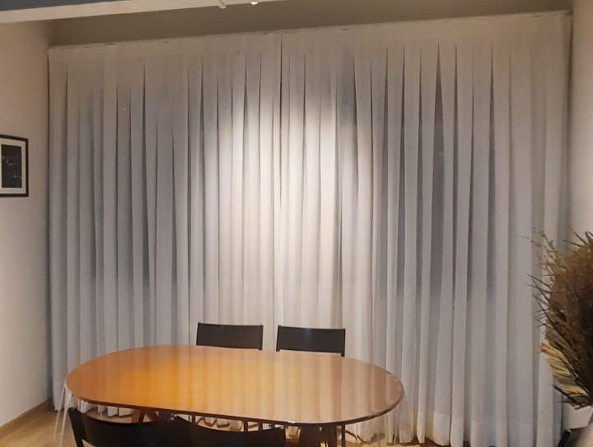 Cortina pregas na sala da artepano.com