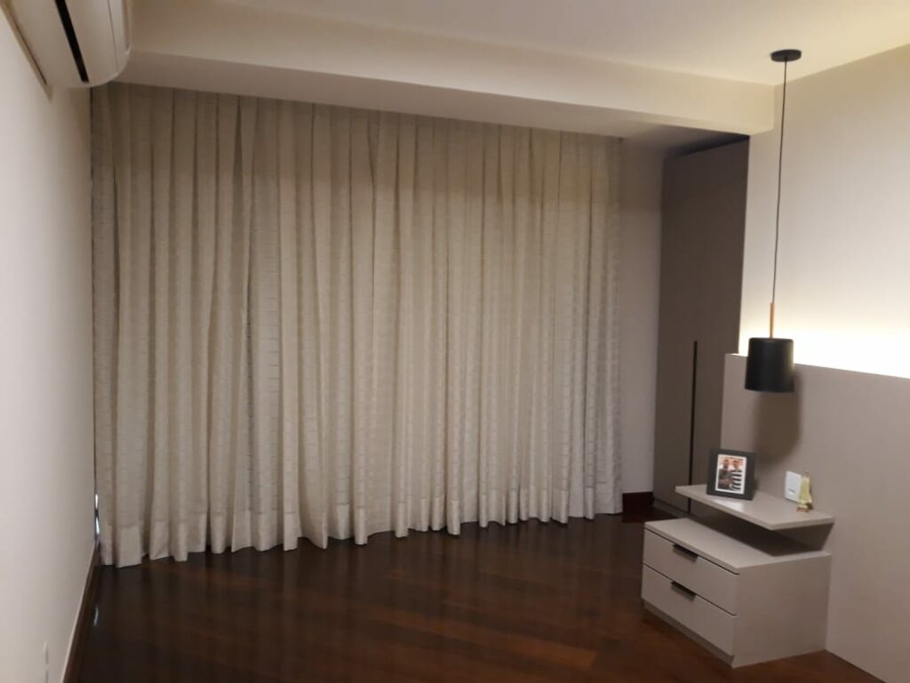 Cortina pregas na sala