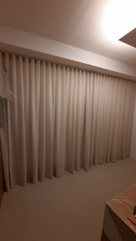 Cortina pregas na sala
