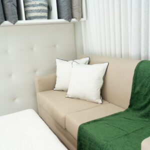 Alternative view of Almofada Lisa em Linho Misto Natural com Rolote Verde